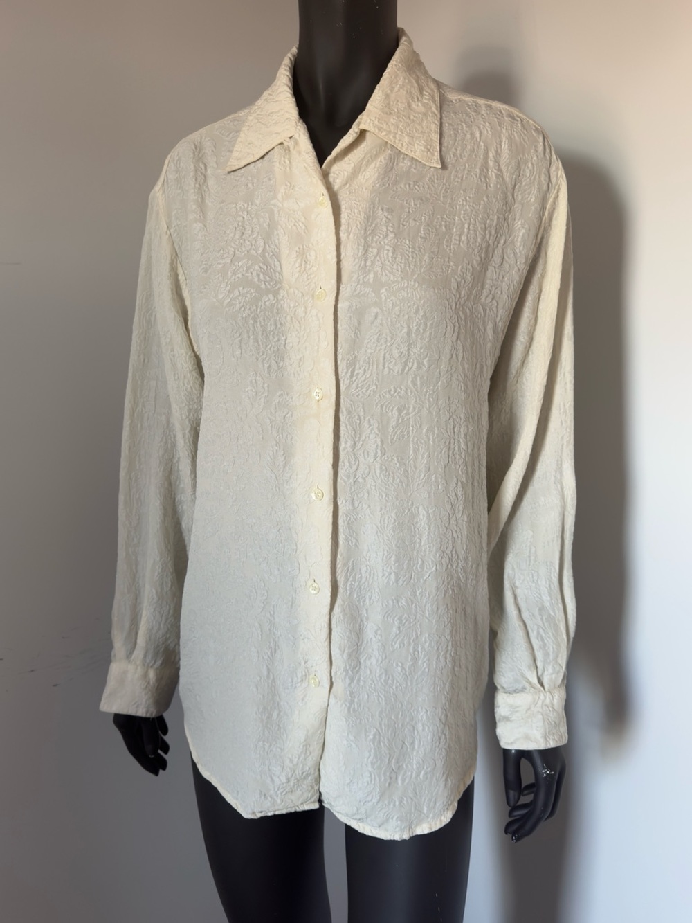 118. Christie & Jill 100% Silk Textured Button Up Blouse Cream M